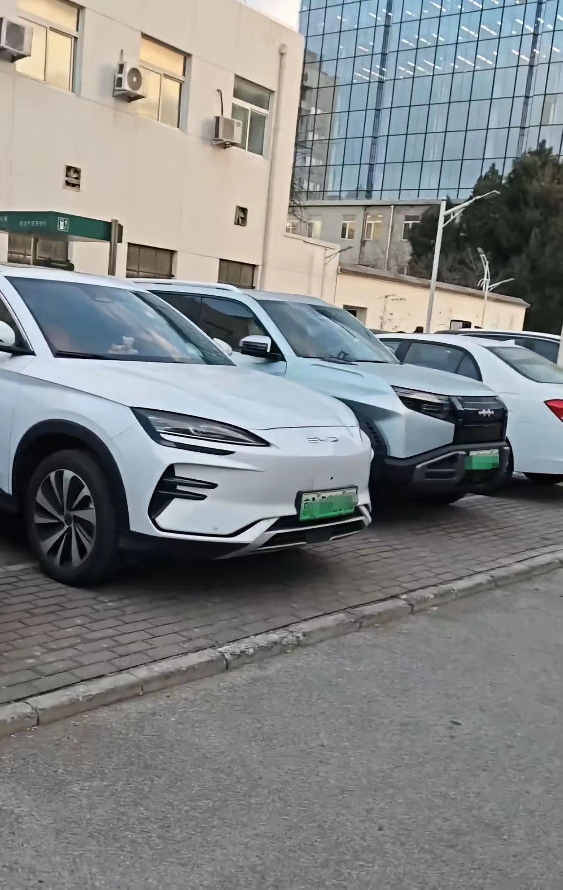 高校停车场这一幕，让我彻底看懂了什么叫实力派！说实话，有点意外！周末回母校，路过