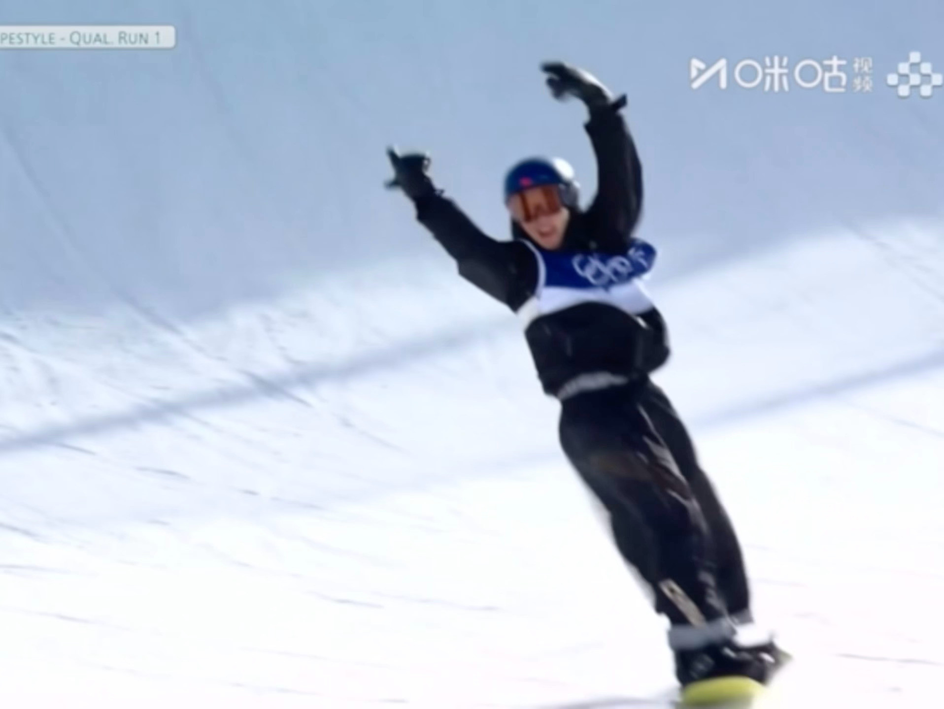 #苏翊鸣完成第一滑后欢呼##苏翊鸣镜头比心#刚刚完成第一滑，动作干净利落。苏翊鸣