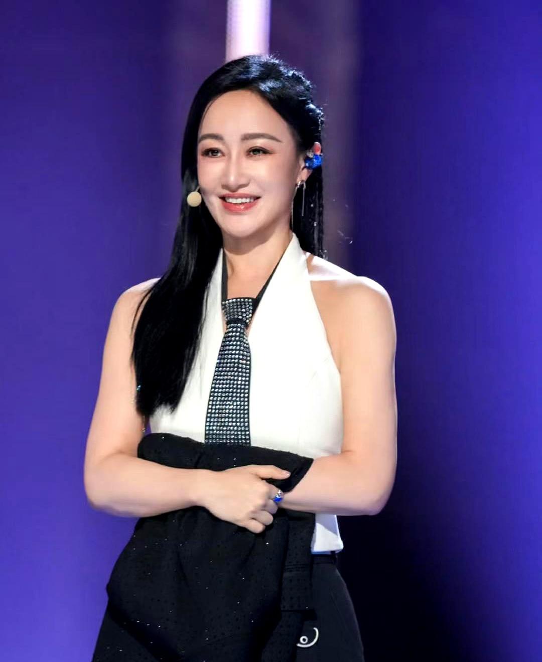 咱就说，明星台上台下反差能有多大？我表妹在芒果台后台工作，亲眼见着赵子琪被淘汰