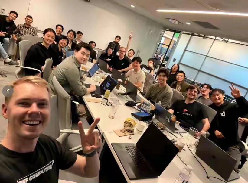 听说马斯克XAI团队的华人，都换成了印度人。马斯克这个AI团队，原来华人占7成