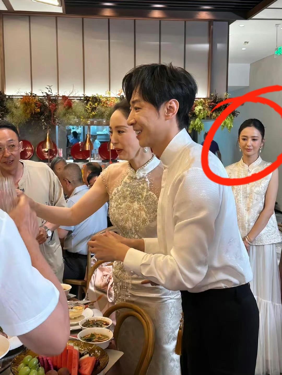 全网都在吐槽董璇的二婚老公，长得太丑了！瞧这面相就感觉挺花心的，真担心这个男