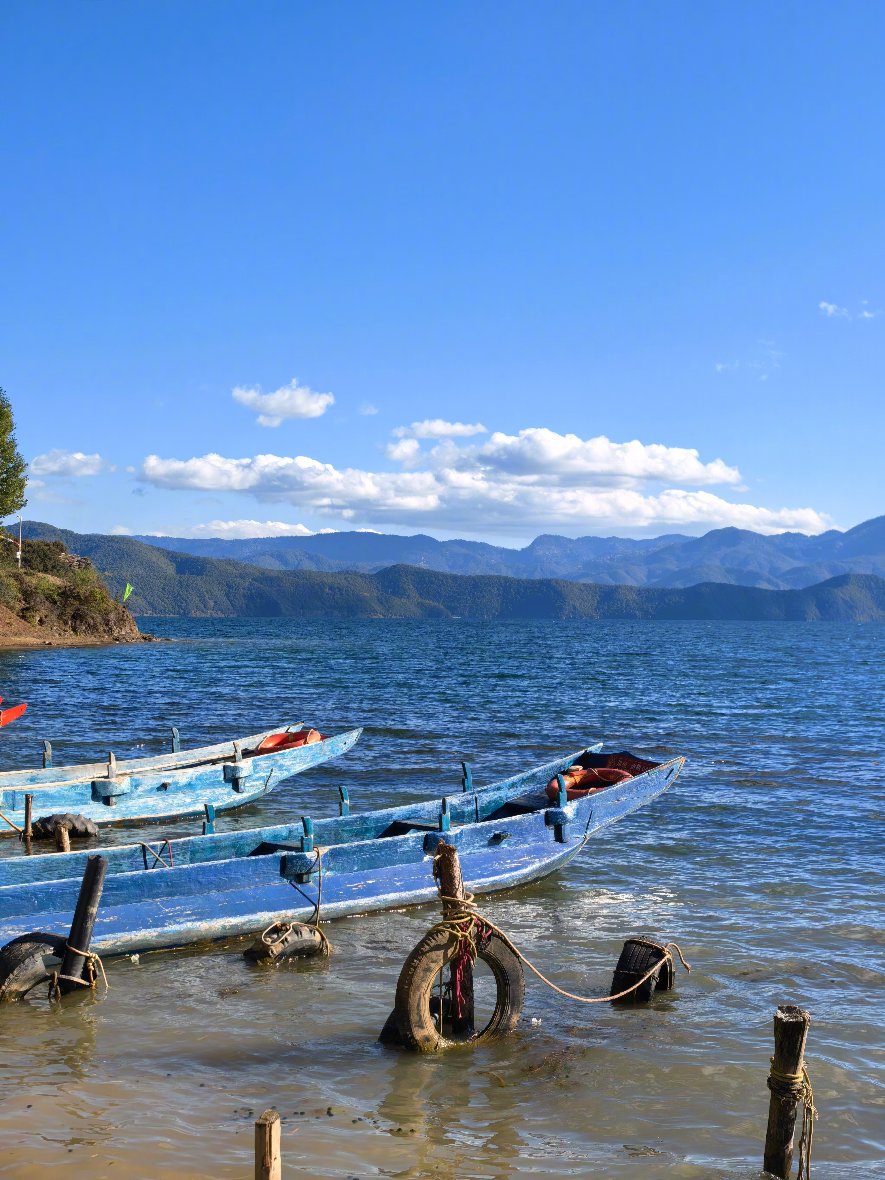 今天在泸沽湖边喂海鸥，泛舟泸沽湖，温度舒服，的确好地方啊！图8图9就是镜头前的你