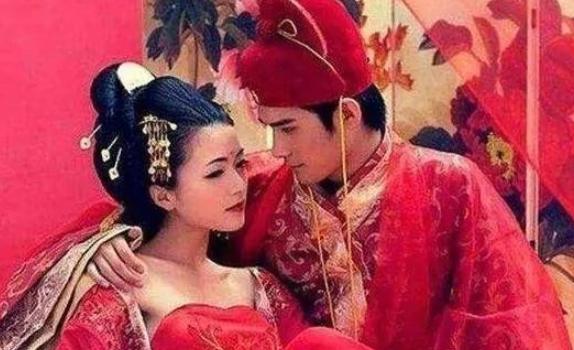 古代女子成婚之前，对男女之事完全不懂，所以出嫁前天晚上，母亲会悄悄塞给她一个东西