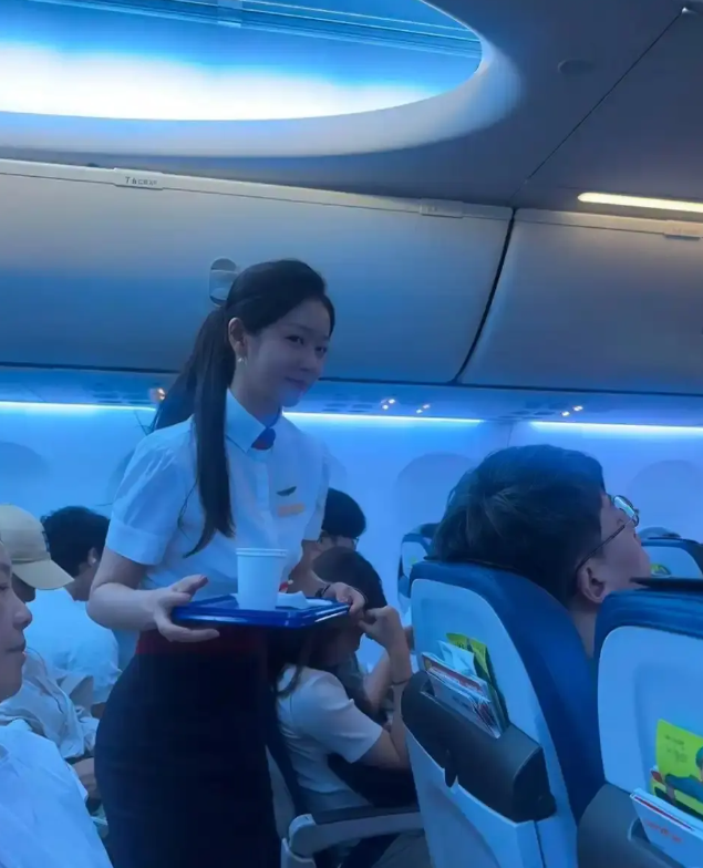 盘发才是空姐，没盘发可能是秘书