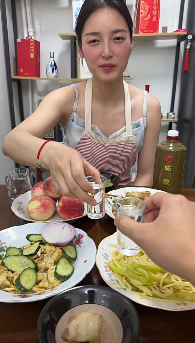 今天休息，夫妻小酌三杯两盏，四个小菜，谈天说地，老婆陪酒，天长地久