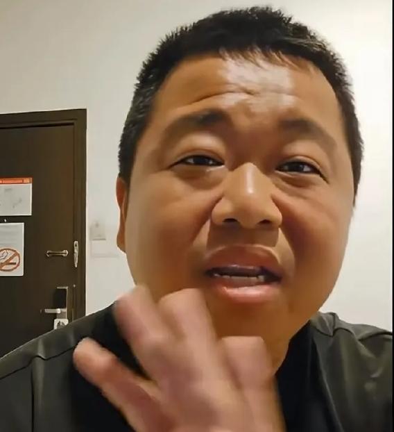 蓝战非说，10万的衣服跟10块的，一样起毛。他当年在长沙IFS扫奢侈品，店老板全