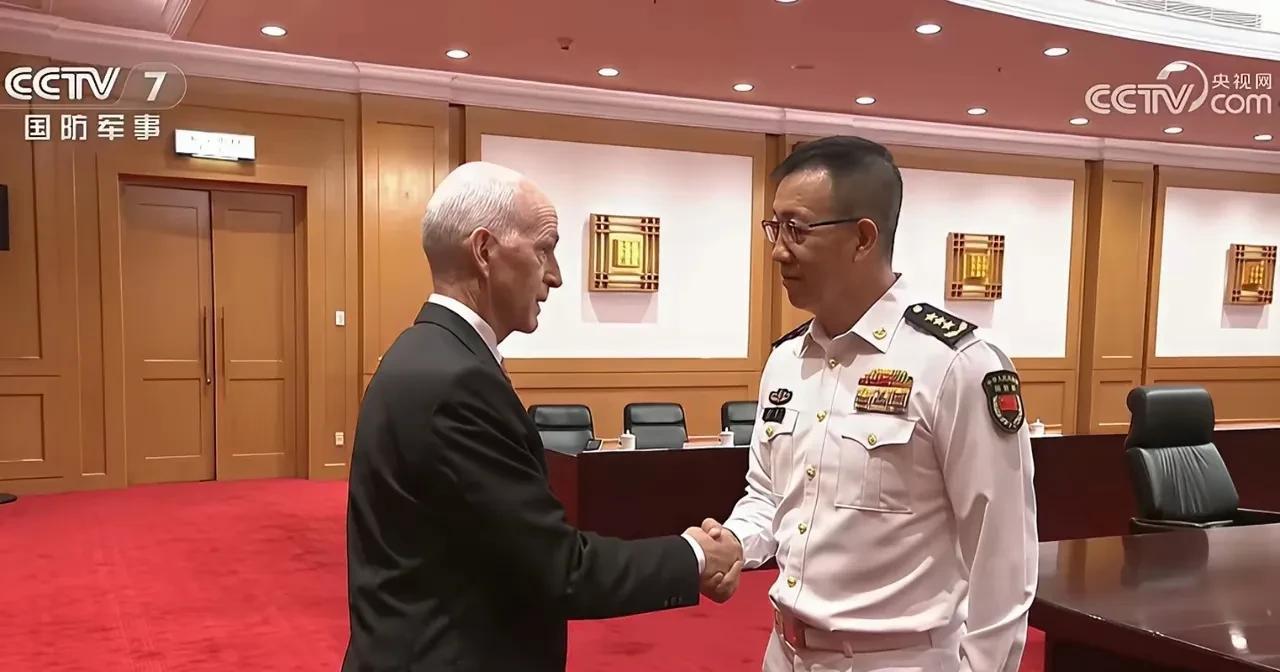 纯属巧合吗？哈哈！美国议员代表团访问中国，中国的三大舰载机从福建舰上成功弹射并