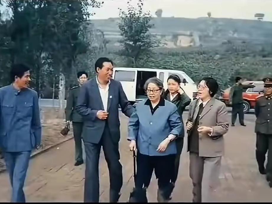 1982年，已是花甲之年的浦安修，重回巍巍太行山，踏上丈夫彭德怀元帅曾经浴血奋战