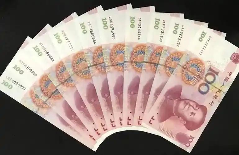 低谷期记住这三句话，熬过去就赢了！第一，别跟现状死磕。越挣扎越累，不如先喘