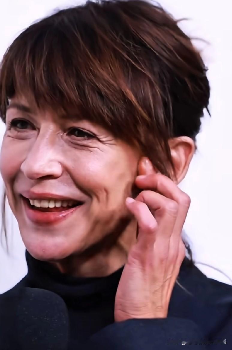 哈哈别说还真是！西方朋友像风干，纹路多但轮廓紧；咱们像冷藏，纹路少但怕松