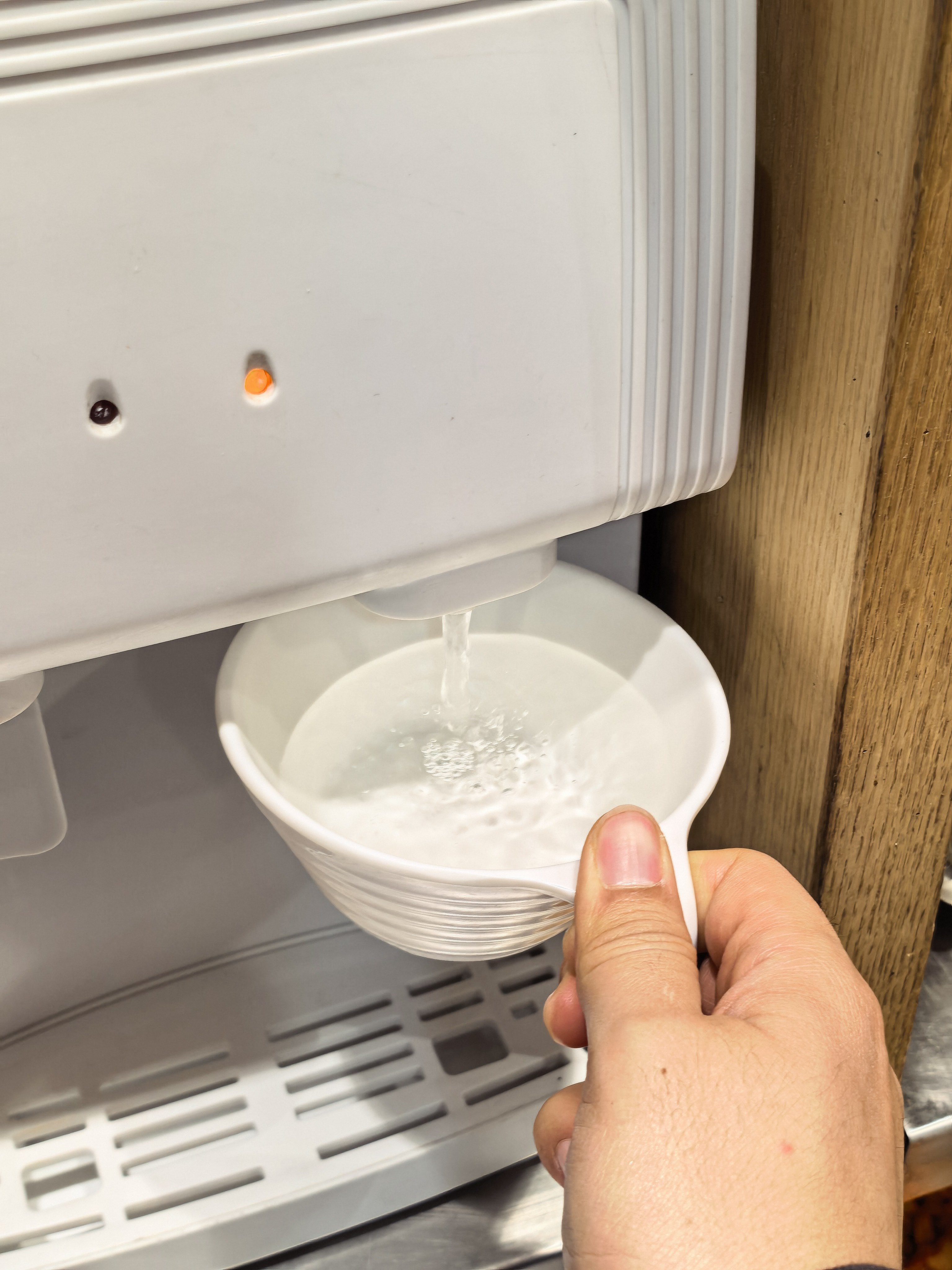 今天来南城香吃个早餐，餐毕想喝口水，没找到杯子。服务员递来了个自助小碗我接回来，