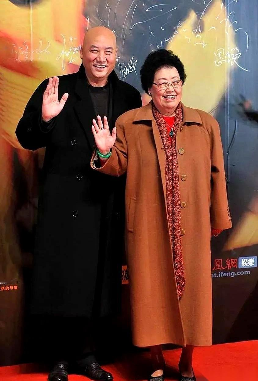 相机闪光灯猛地亮起，所有镜头都对准了陈丽华和迟重瑞。就在快门声最密集的那一刻，