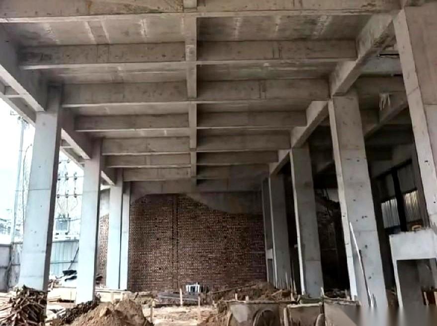 今天，亲眼看见一个老师傅被“劝退”了。就因为，他今年刚满六十。身份证上的数字