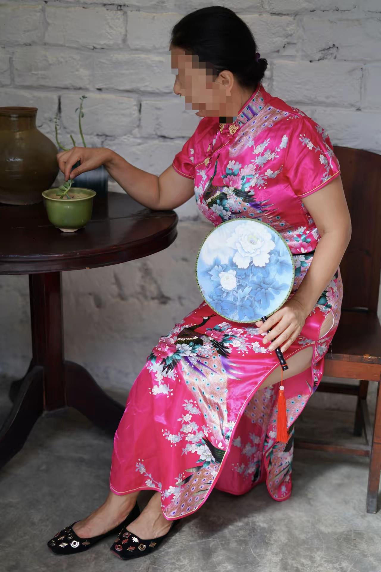 大娘，您在家也穿得这般“妖娆”，就不觉得浑身不舒服吗？不得不说：女人到老都藏