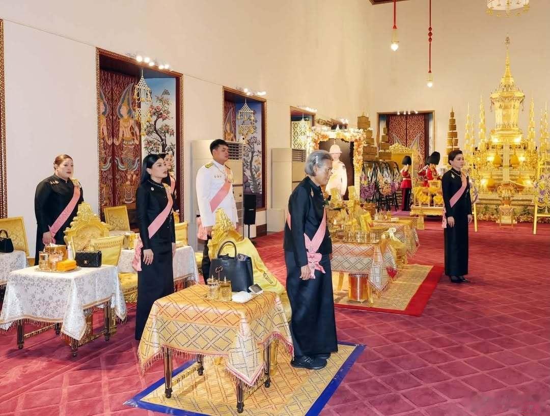 泰国王室🇹🇭7月31日，哇集拉隆功国王在苏提达王后、诗琳通公主、思蕊梵娜瓦