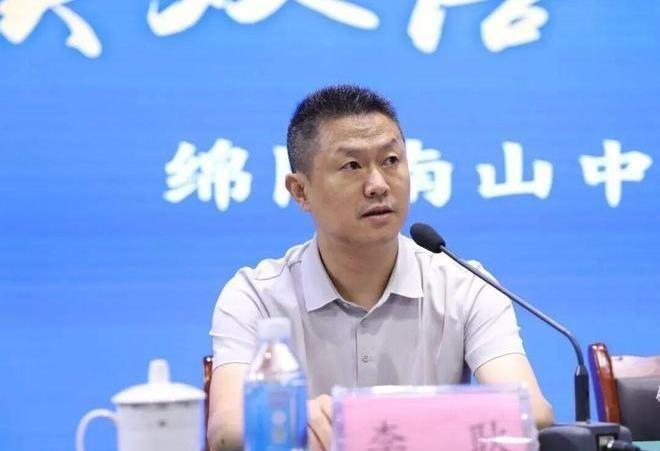 绵阳教育圈最近都在聊一个人，李耿校长。他从润禾实验高中调任南山中学双语学校当校
