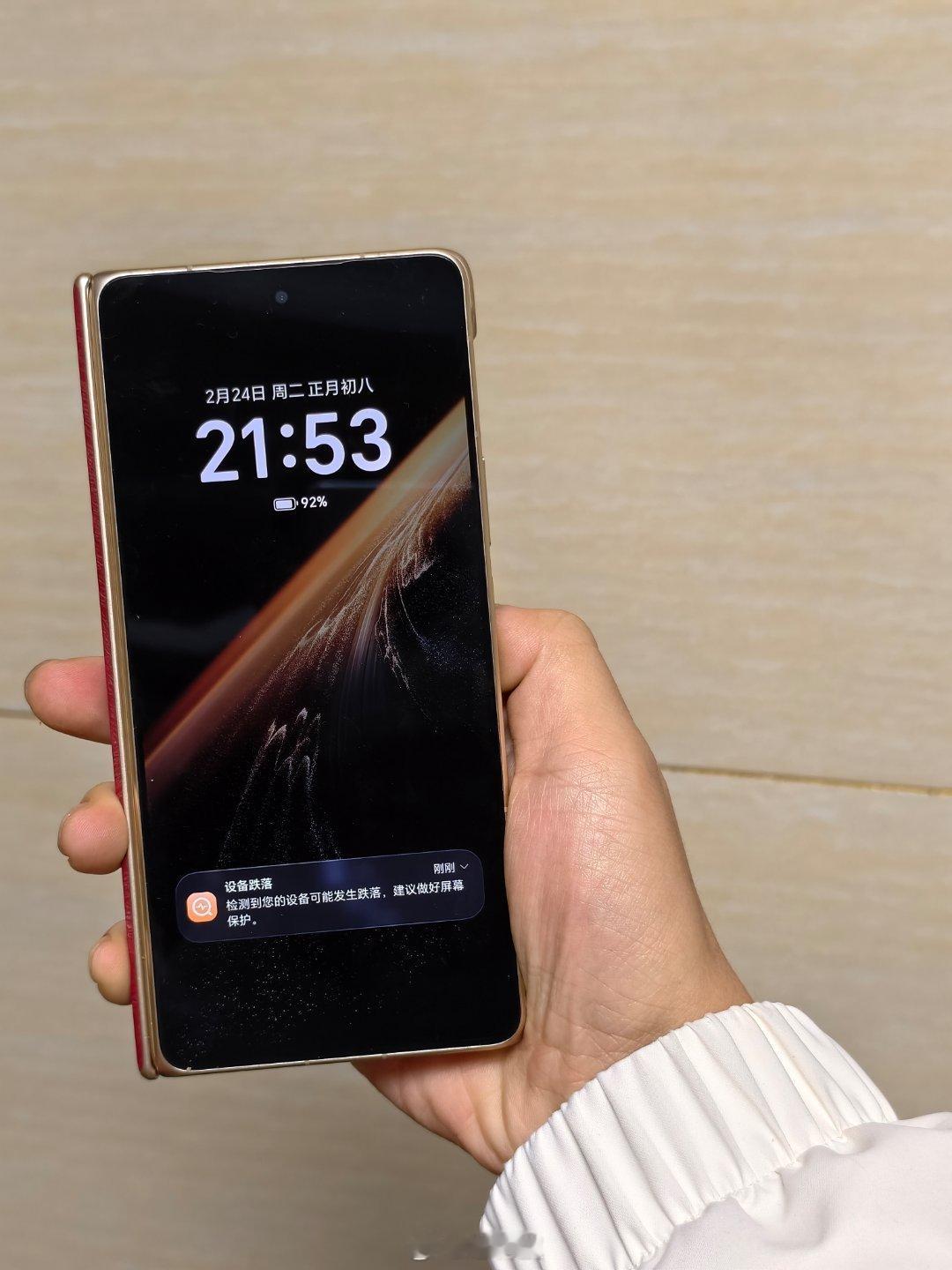 刚刚不小心把荣耀MagicV6摔地上了，确实很耐造啥事没有，但是差点就是成为这