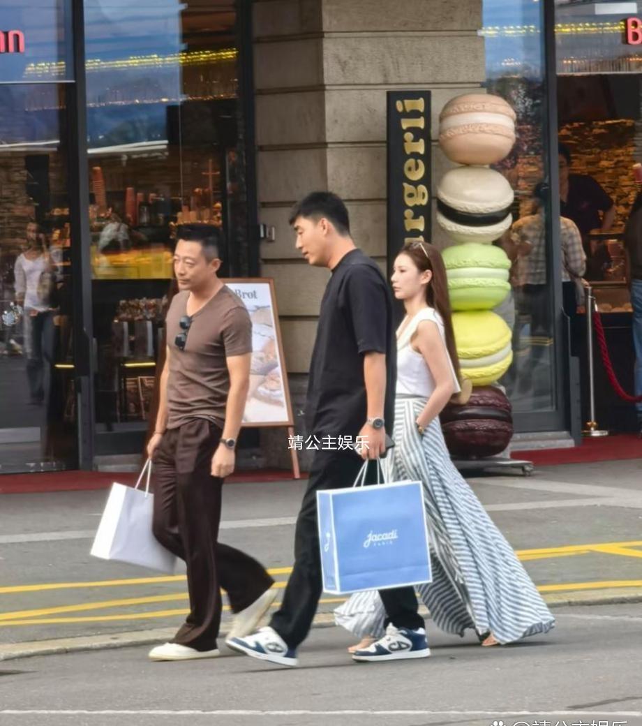 45岁汪小菲和老婆马筱梅在瑞士旅游被偶遇，夫妻俩打扮时尚有型，汪小菲和男助理一人