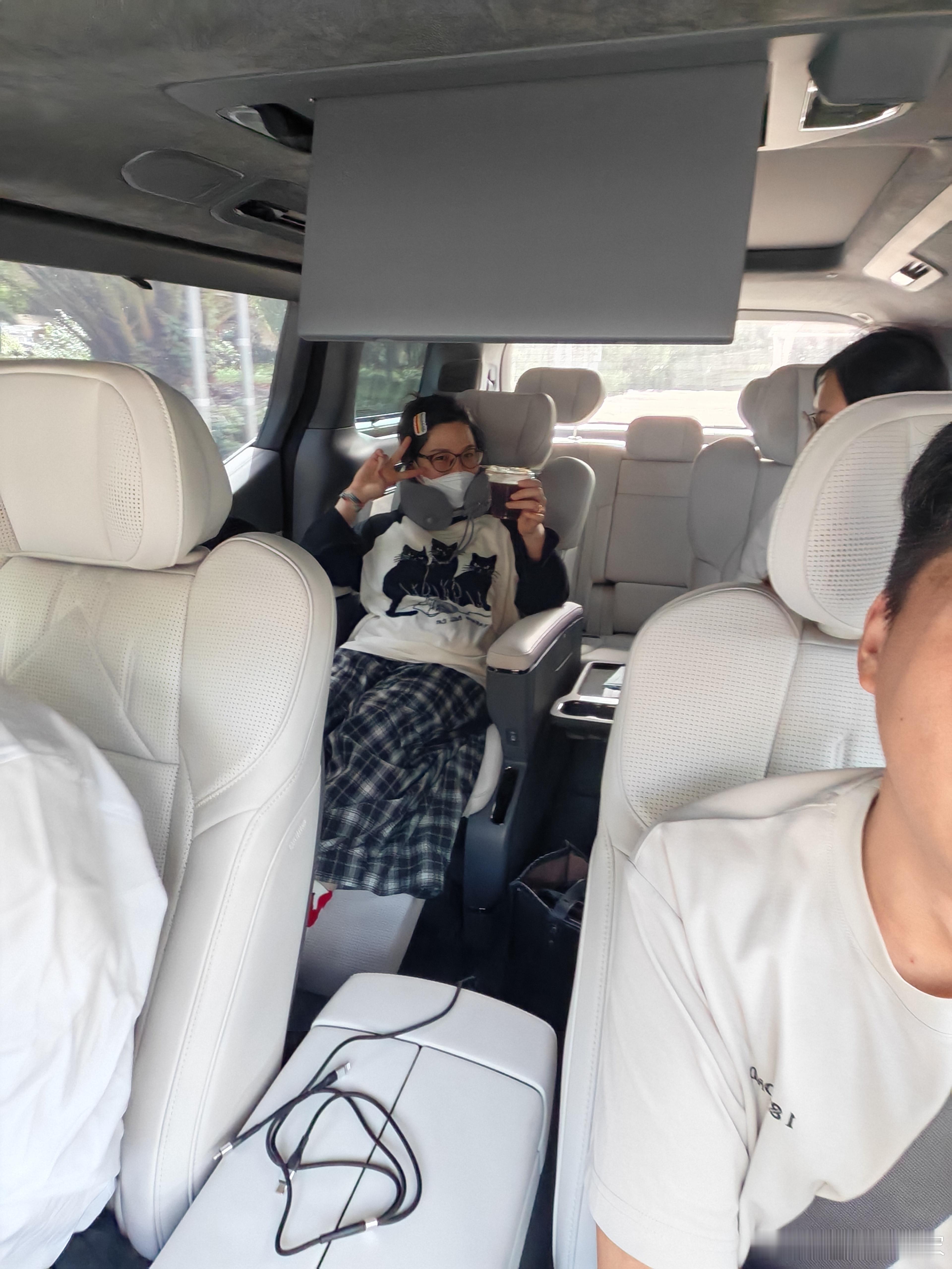 你蹭车坐的这么舒服，我坐副驾坐的心里不舒服了[抠鼻]​​​