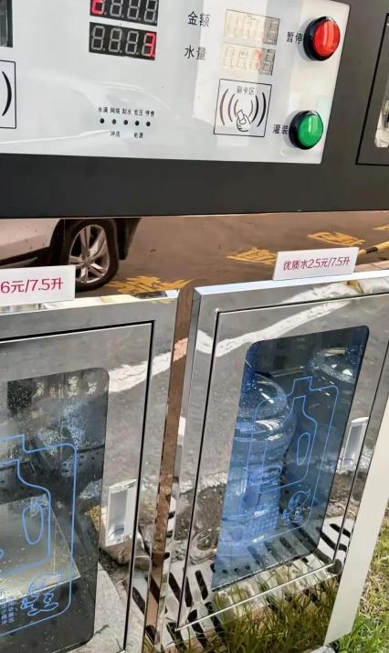 有人说桶装水不能喝了，对人体有害。这话让我不禁想起去年小区的优惠活动。那