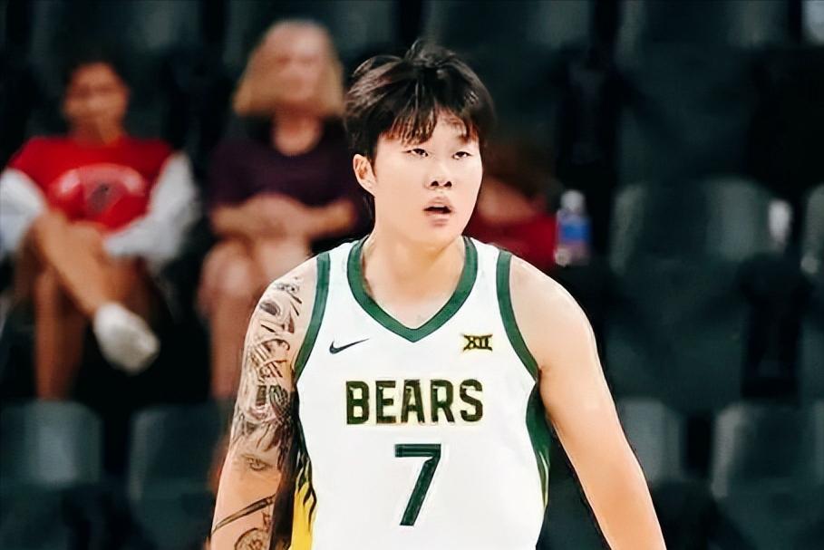 大家都忘了吧！中国女篮还有一名悍将在美国打球，刚关键时刻主导进攻，读秒绝杀取胜。