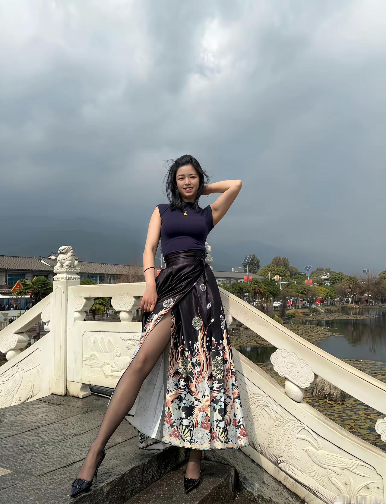 女生拍照要想显腿长，高跟和黑丝必须穿起来，再加上条马面裙，画风就很显身材出来了，