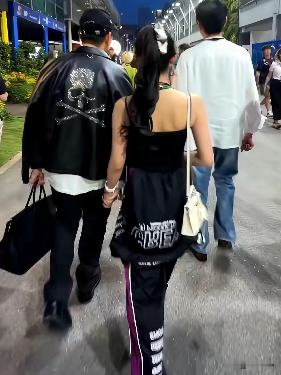 新加坡F1赛场，林俊杰带着小女友出现现场，JJ的手始终牵着七七。这般宠爱，屏幕前