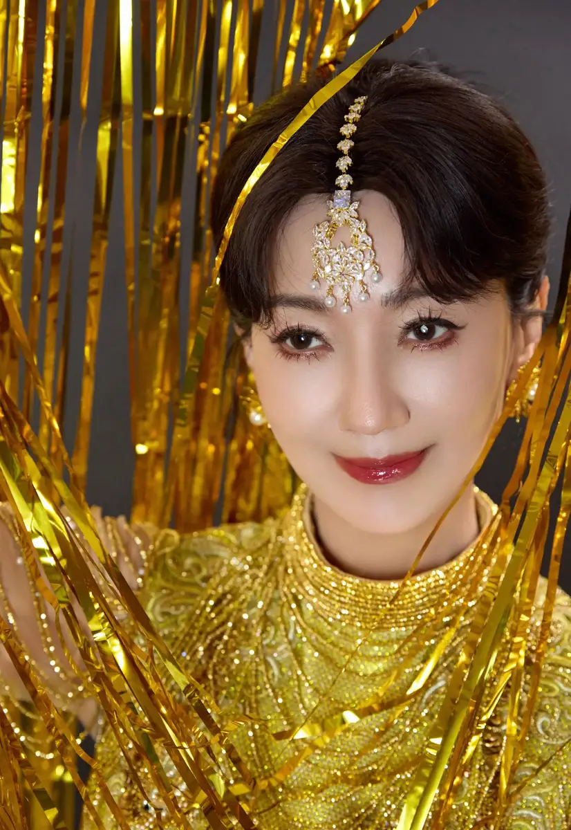 “冻龄女神”赵雅芝最新美照曝光！穿金色流苏裙戴额饰异域风情拉满