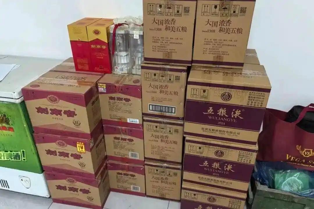防不胜防！湖北宜城，一名超市员工清点商品时发现店里高档白酒爆单，短短三天时间竟然