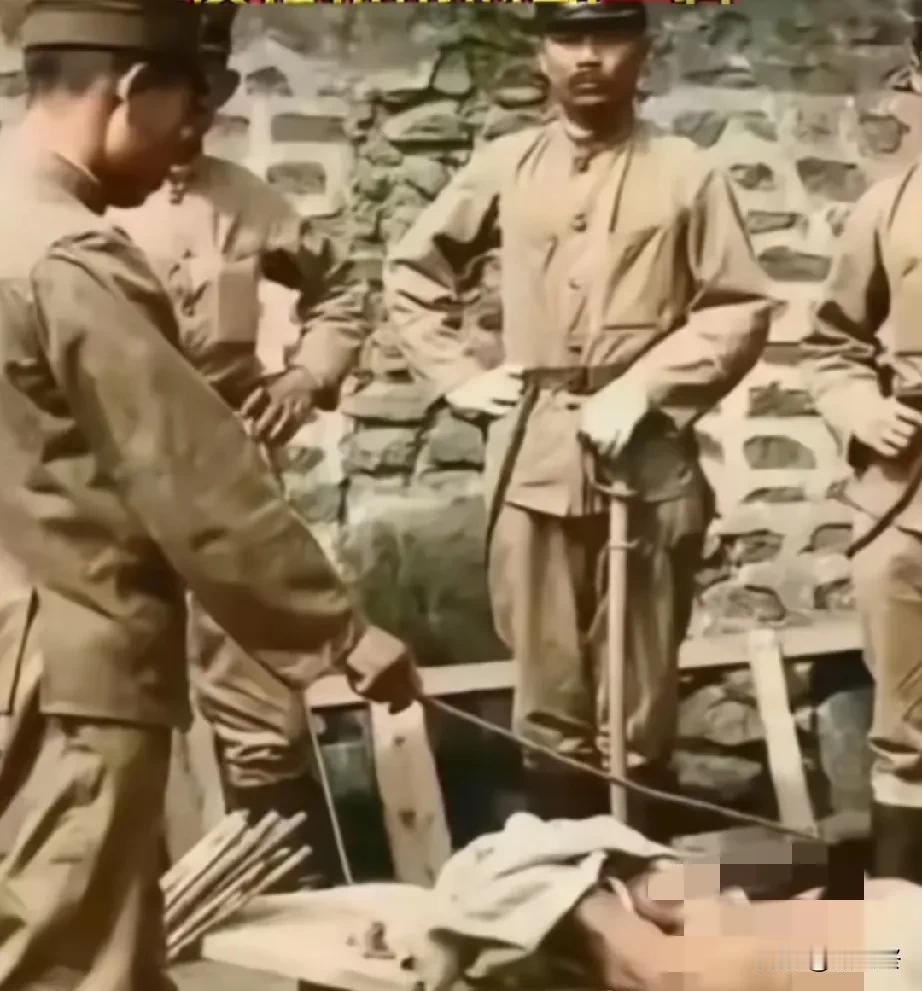 1934年，东北沈阳的一个监狱内，一名关东军正在抽打一名抗日女英雄。这一幕被小