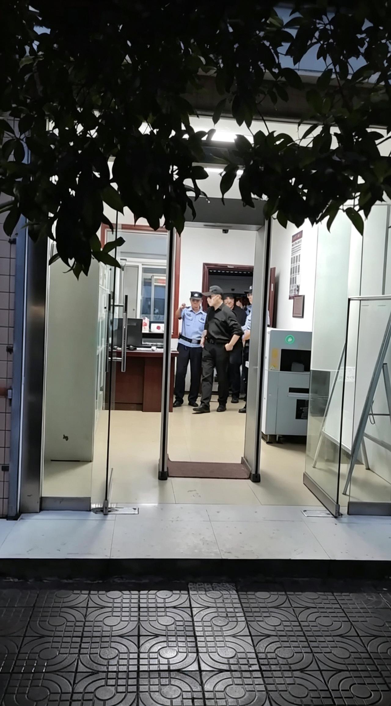 结婚8年养大三个孩子，真相揭开后，他烧掉所有婚纱照彻底告别结婚整整八年，韦