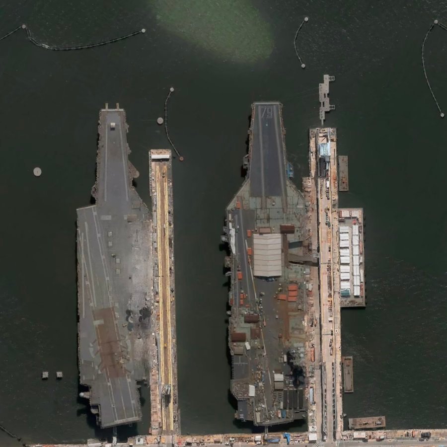 肯尼迪号与老企业号同框卫星图肯尼迪号首次试航归来，原本预计明年3月份交付美国海