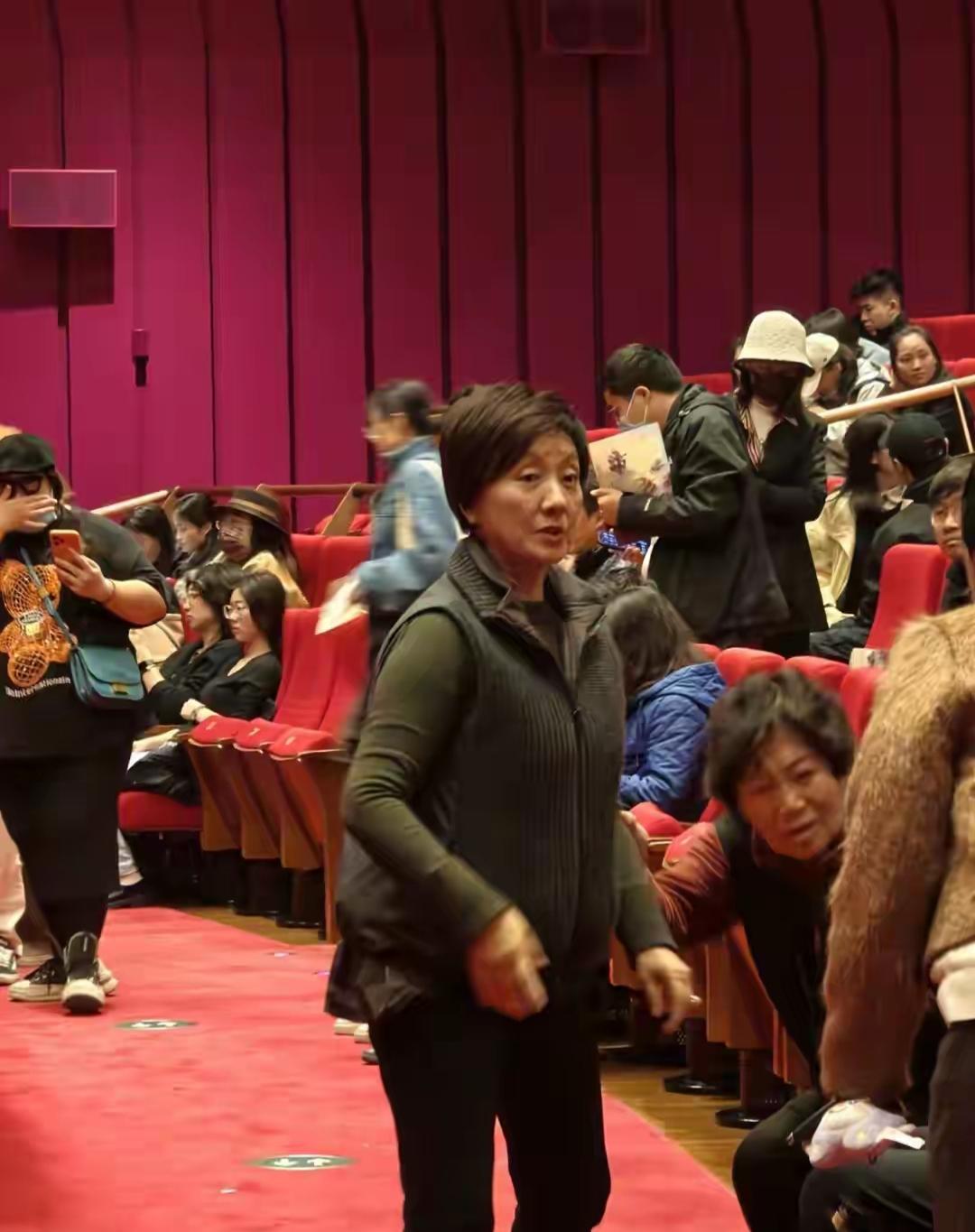 好久不见，邓婕老成这样了吗？刷到邓婕近期的私下照片，我第一反应就是，她怎么老