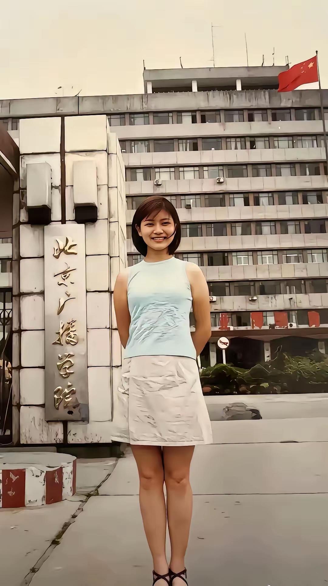 1994年，19岁的胡可考上了北京广播学院，她在那里，度过了四年大学时光。这