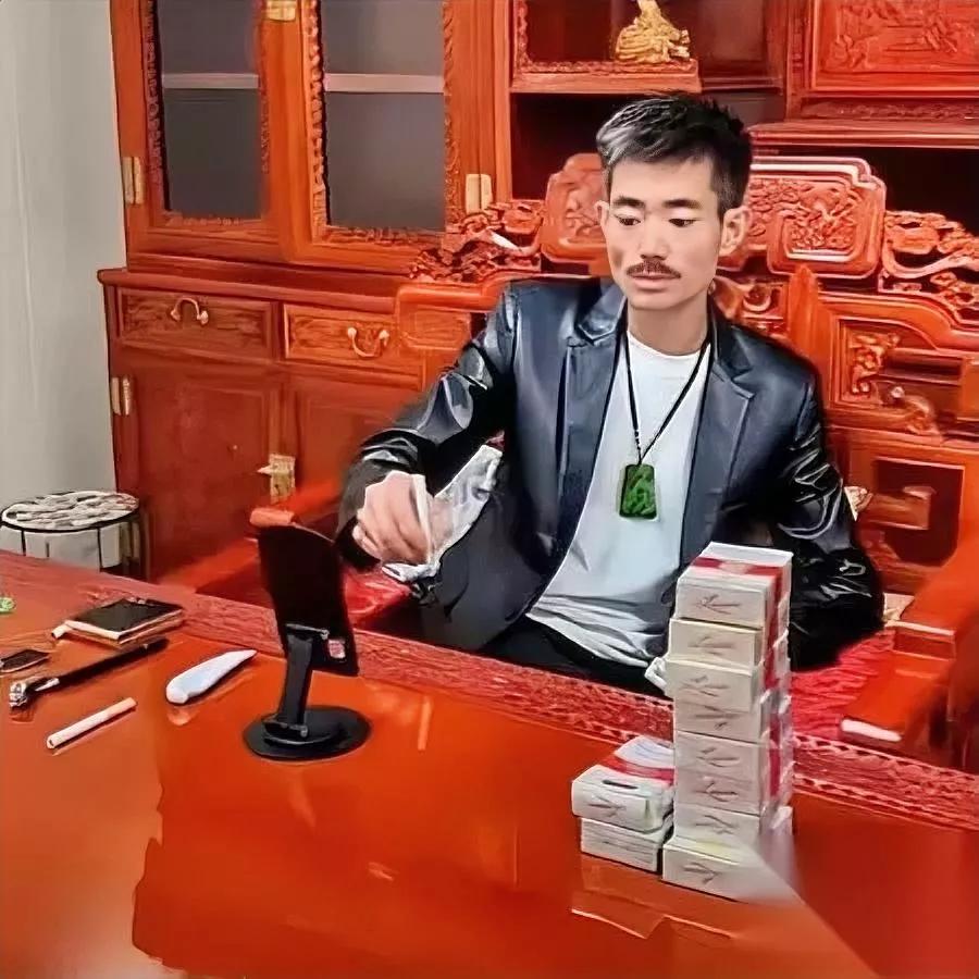 这个大哥真绝靠装当班上上海的阿四每天就蹲在和平饭店门口，装成刚从里面出来