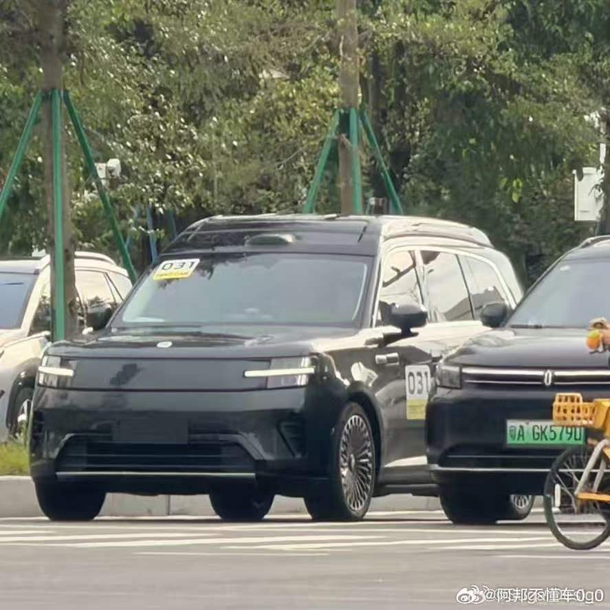 哎呦，难道这就是顶帐版？有网友拍到小米澎程N90的顶帐版，车顶高度控制的很好，不