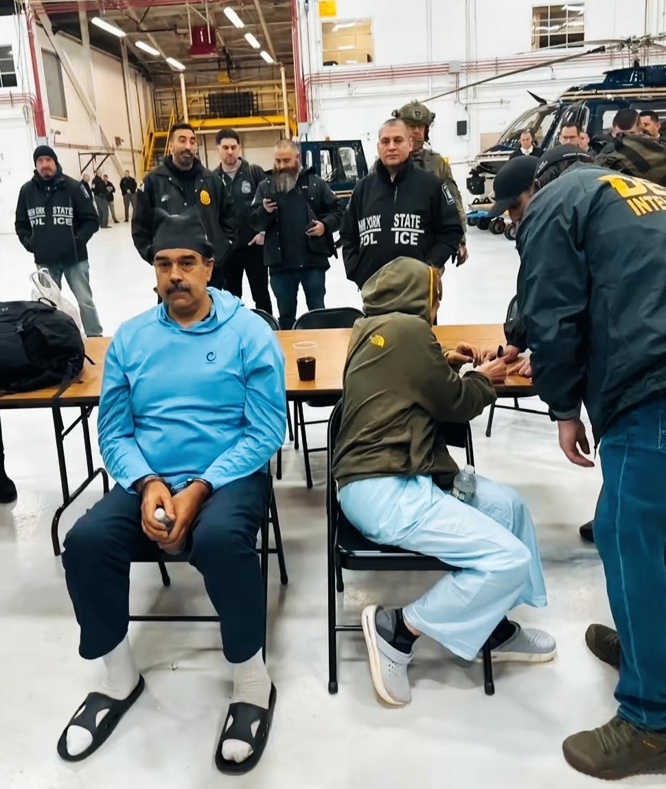 面对这么多人在盯着自己，马杜罗在想什么呢？马杜罗坐那内心不知是否和外表一样保持