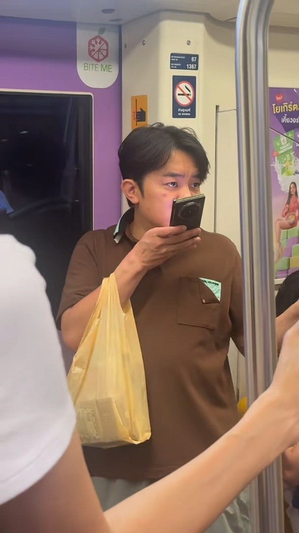 王祖蓝发福王祖蓝啤酒肚有网友在泰国偶遇王祖蓝夫妇，照片中王祖蓝身穿T恤短裤，正