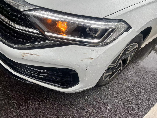 早上出门给人车撞了女朋友开车出门给撞了，全责，对方的车走交强险，我的车保险说只