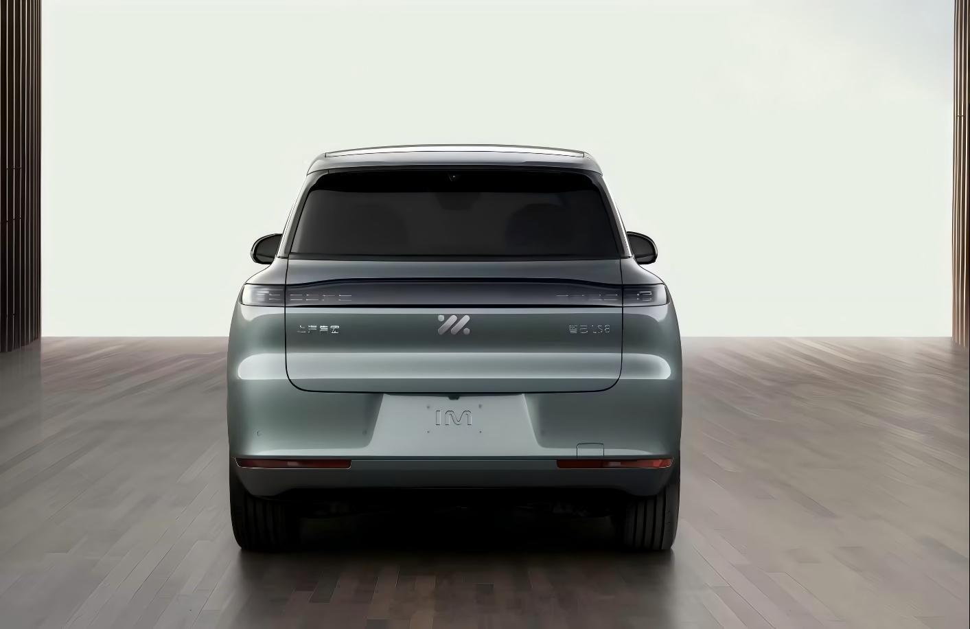 智己LS8官图，尺寸上略小于智己LS9，前脸采用封闭式设计，配备贯穿式LED灯