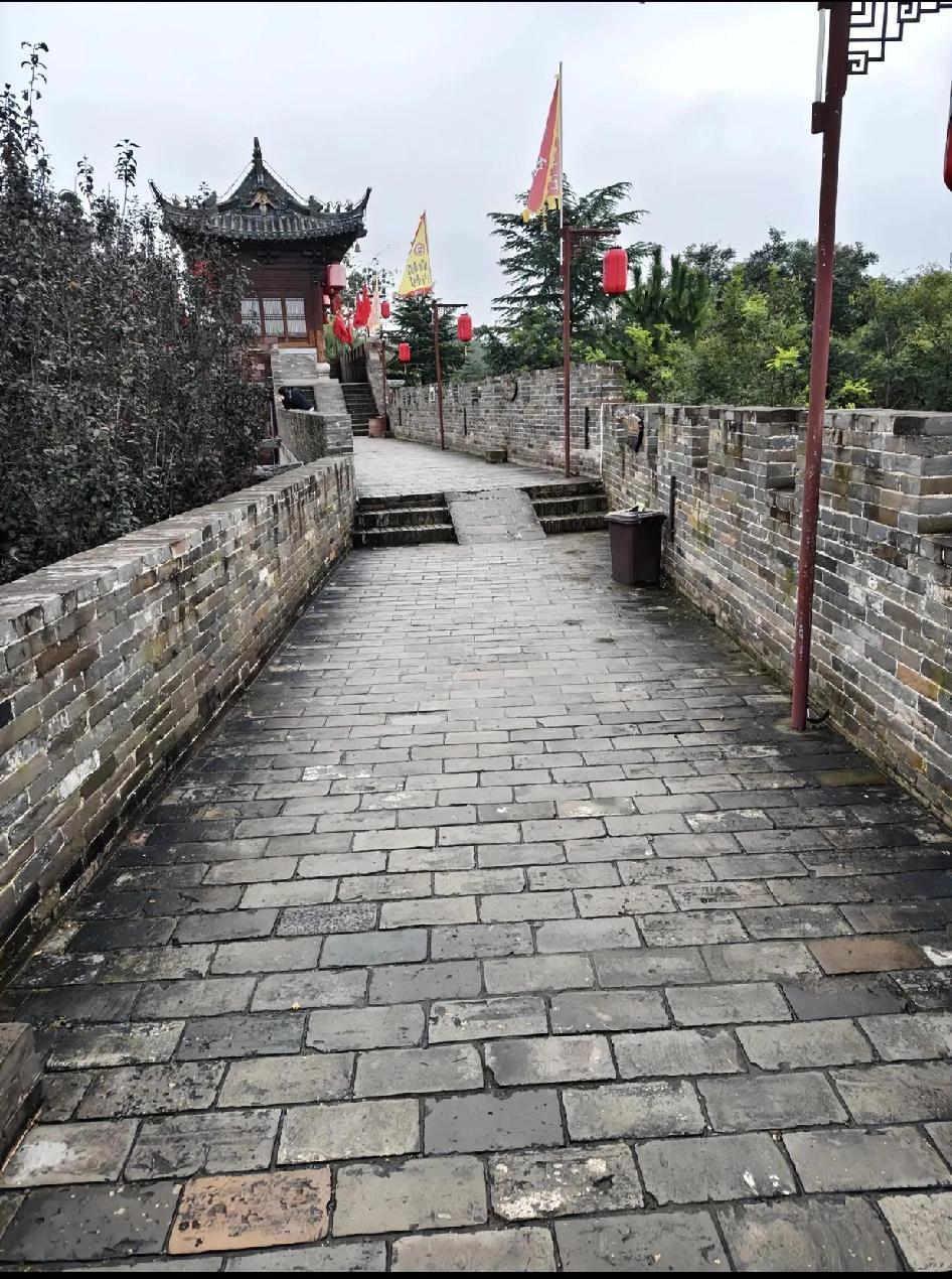 这是江西赣州宋代古城墙。始建于东晋，现存较完整的砖城墙为北宋时期修建，是中