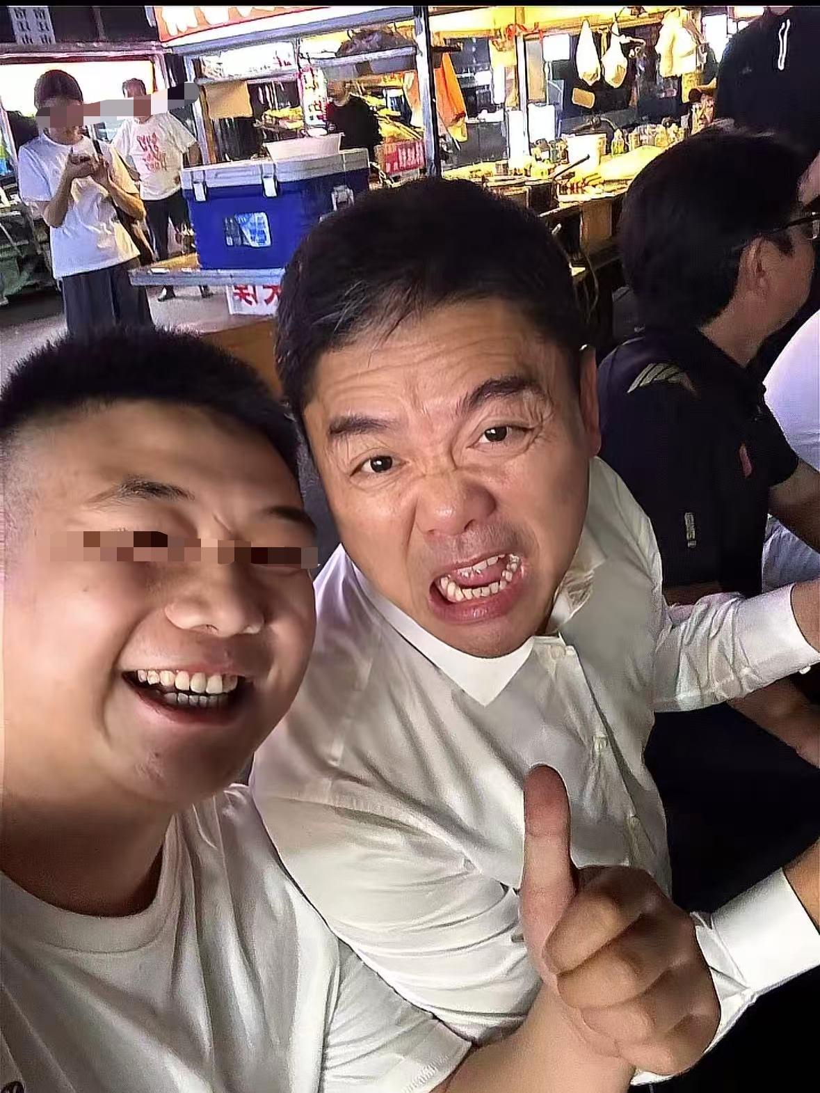 刘强东太接地气了！他的京东在宿迁老家最近又开了一家折扣超市，刘强东亲自到场主