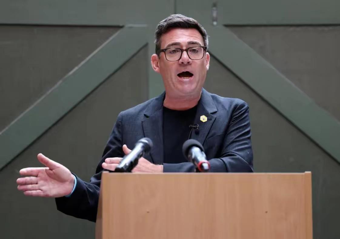 英国首相斯塔默这是要把政绩留给自己，烫手山芋交给新首相博纳姆。英国在新首相伯纳姆