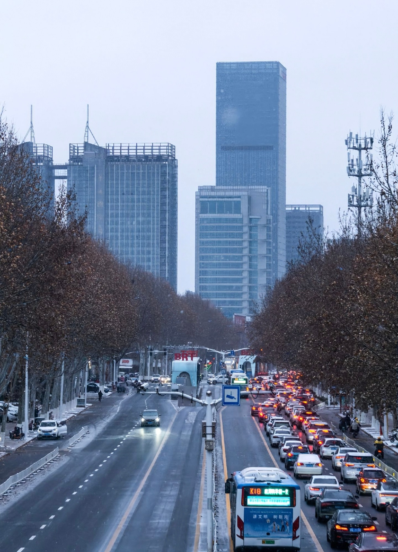 北京初雪来了临沂的初雪，就在奔赴这座城的路上。我静静等着，等天空落下第一片轻羽