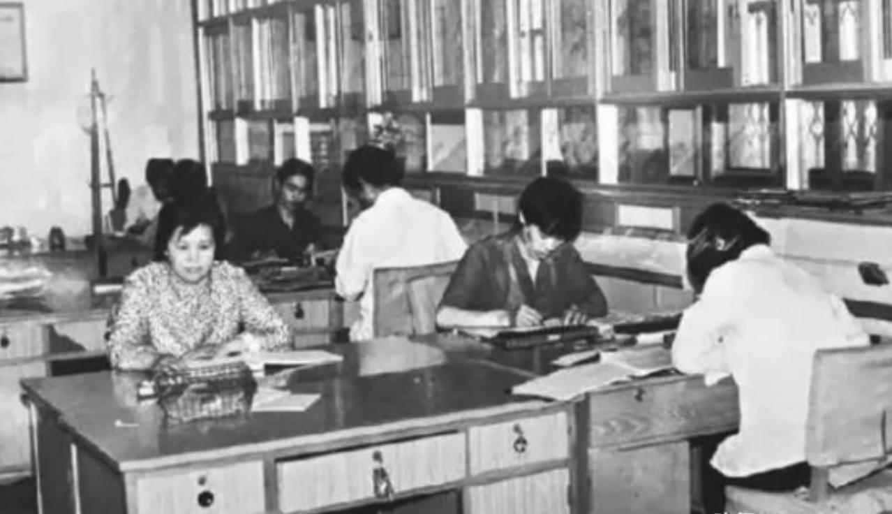 1986年,一天夏夜，全村看露天电影，信用社老员工，却猛然听出几声“枪响”，不是