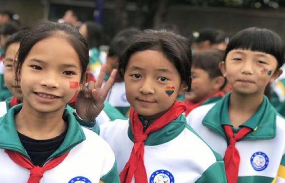 一瓶学生奶，二三块钱的事，居然在武汉一所小学里喝出了“等级感”。订了奶的孩子，课