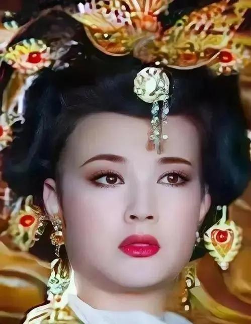 649年，李世民病危。太子李治一把搂住武则天道：“与其喊你为母，不如喊你为妻，”