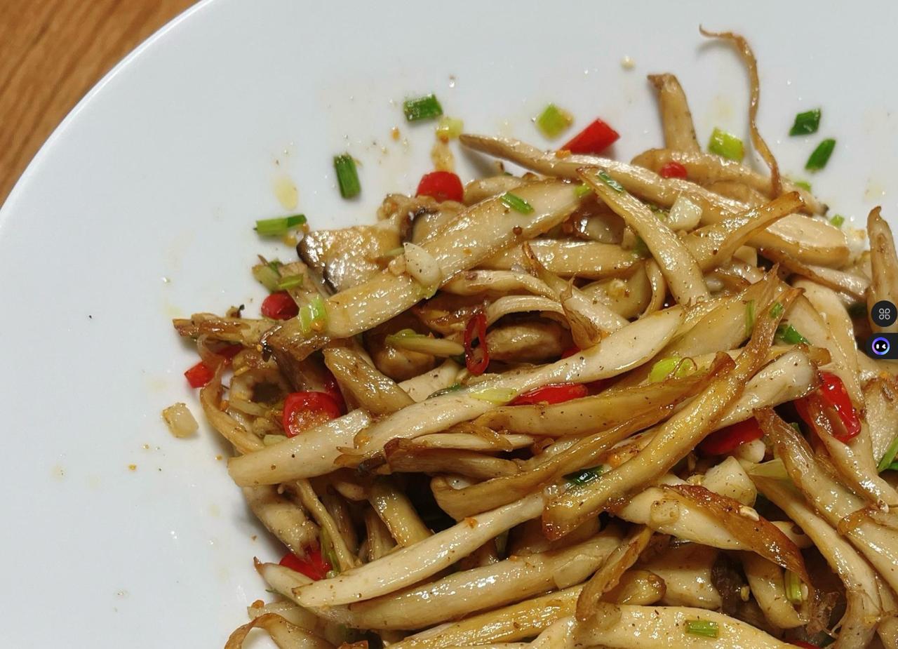 她把我教的菜做砸了，反而骂我配方有问题？！真相绝了🔥我家招牌干煸杏鲍菇，朋友