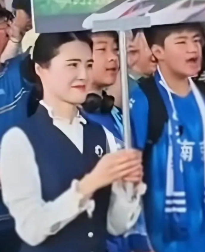 大批南京球迷抵达淮安，球迷们一路载歌载舞，大喊南京必胜的胜利口号！热闹非凡，，到