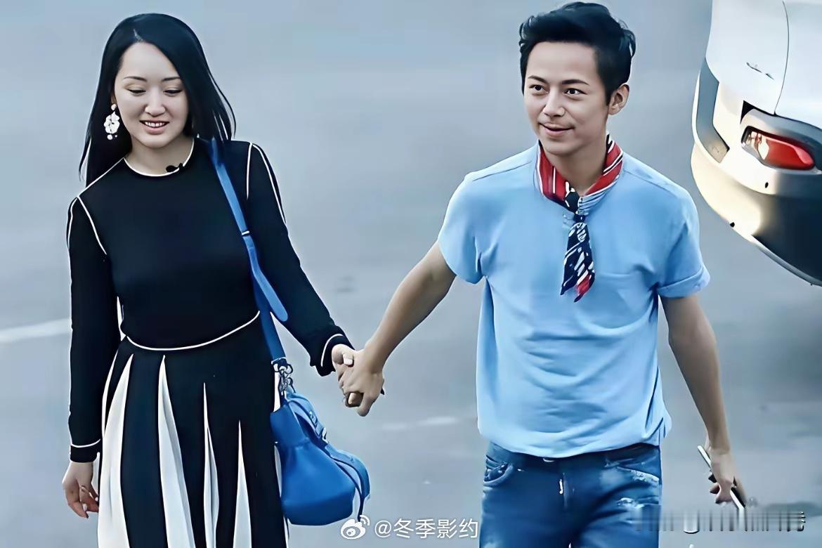 俩人光明正大的“手牵手”一起走，太“般配”了，人缘都很好！俩人相差3岁，右边这位